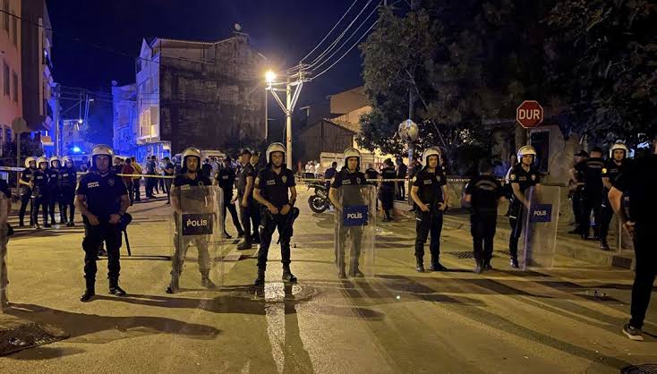 Bursa’da Kavga Büyüdü 2 Polis 2 Bekçi Yaralandı, Olay Yerine Çevik Kuvvet Ekipleri Sevk Edildi