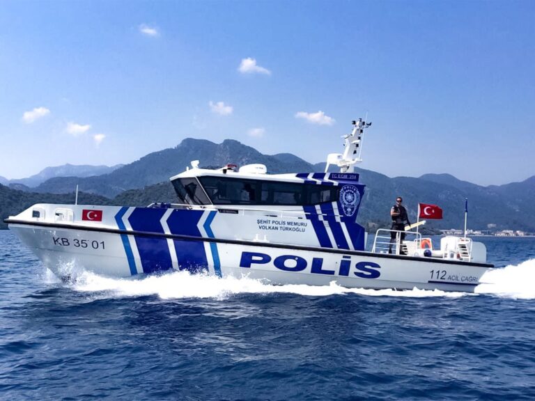 Denize de kaçsanız Türk Polisi yakalar !