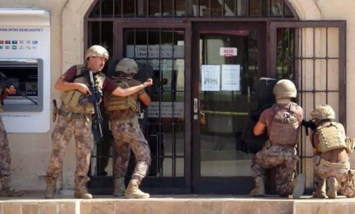 Silahlı Saldırgan Banka Çalışanlarını Rehin Aldı! Özel Harekât Polisleri Sevk Edildi