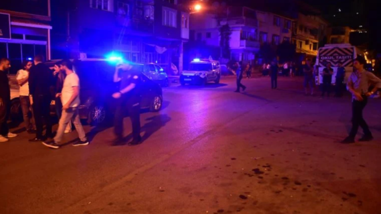 Kavga İhbarına Giden Polise Bıçaklı Saldırı! 1 Polis, Yüzünden Yaralandı