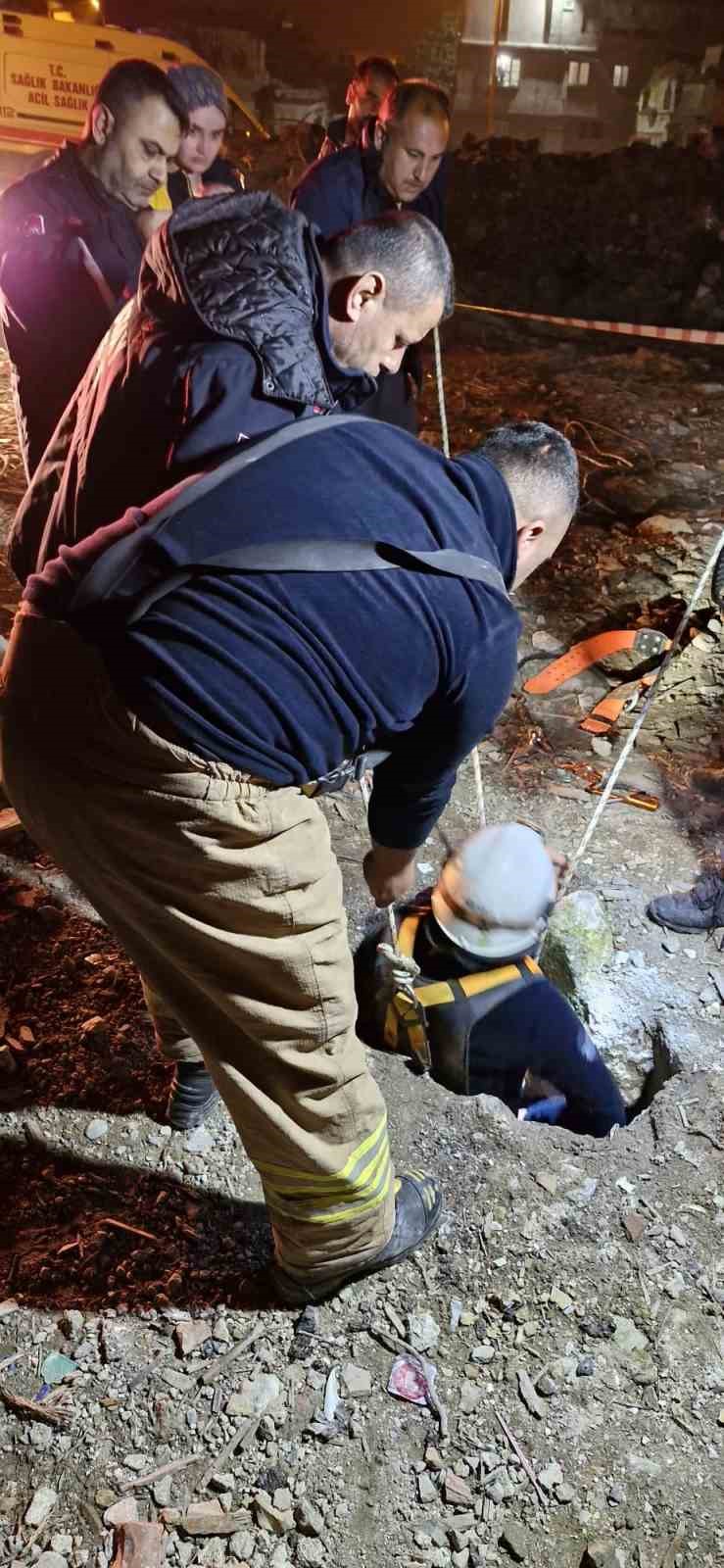 15 metrelik kuyuya düşen çocuğu zorlu kurtarma operasyonu kamerada
