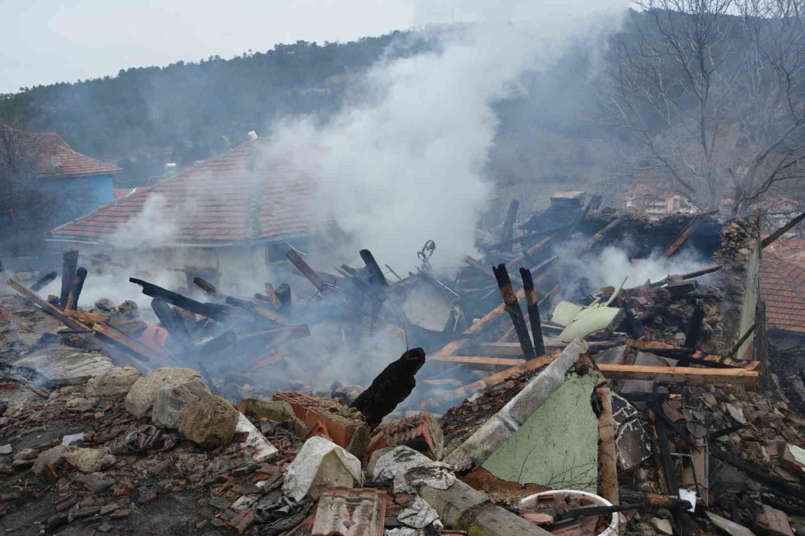 29 koyunun telef olduğu ev ve ağıl yangınında maddi zarar ortaya çıktı
