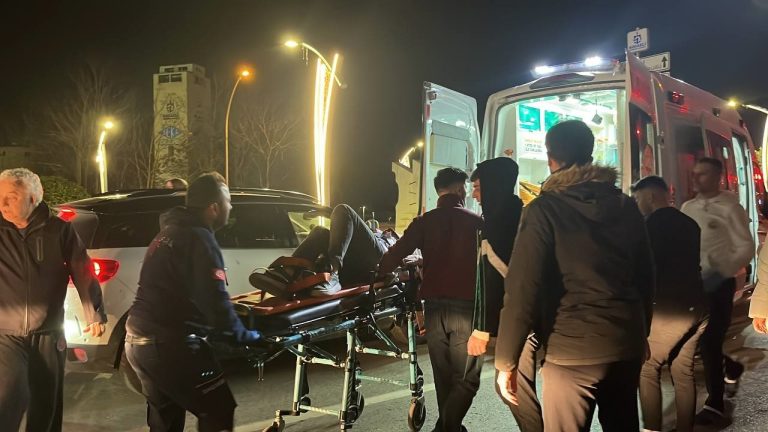 Kocaeli’de bir araç trafik ışıklarında bekleyen otobüse ve otomobile çarptı: 7 yaralı