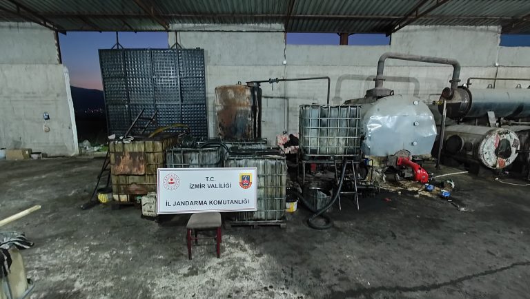 İzmir’de kaçakçılara baskın: 11 bin litre kaçak akaryakıt ele geçirildi