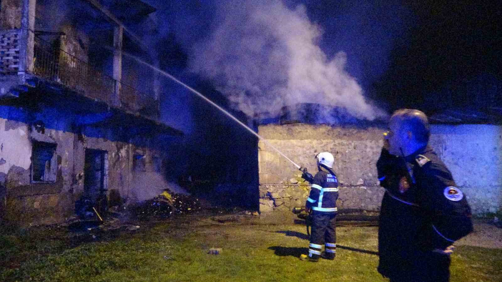 Adana’da evde çıkan yangında anne ve iki çocuğu hayatını kaybetti
