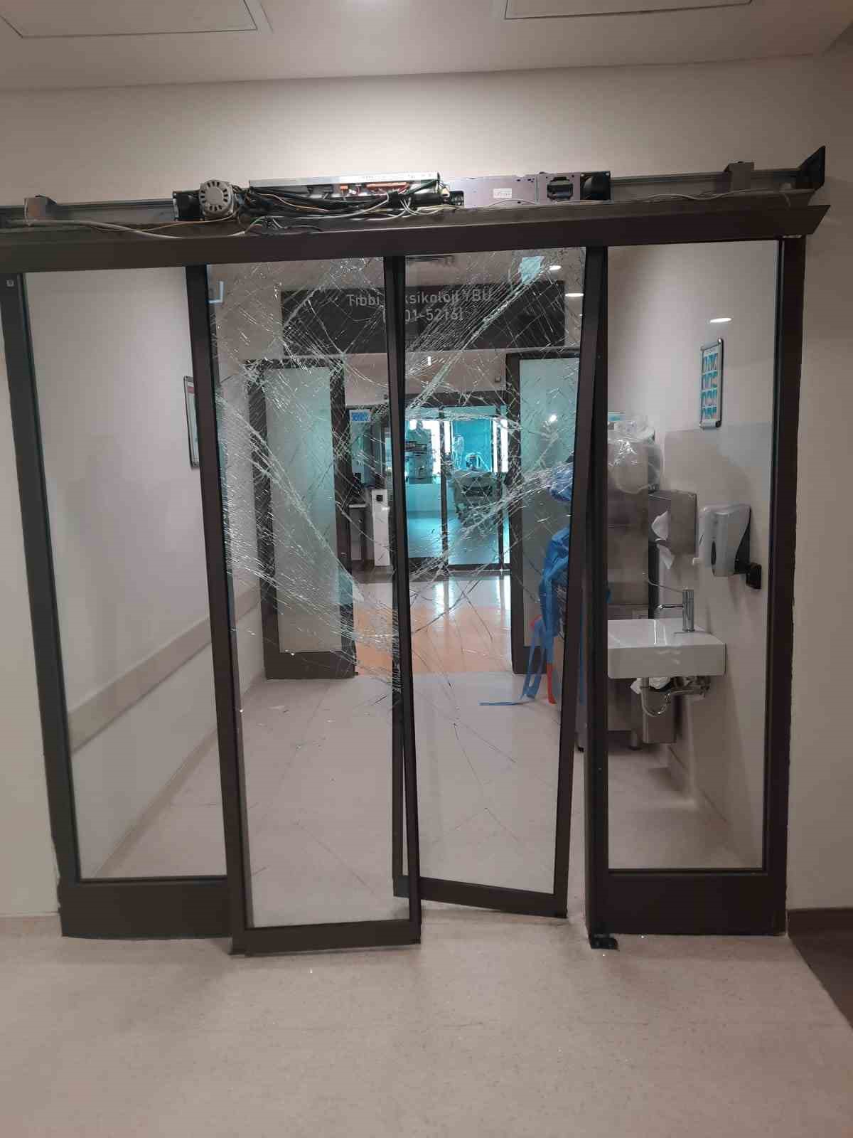 Alkollü avukat hastanenin yoğun bakım servisi kapısını tekmeleyerek kırdı
