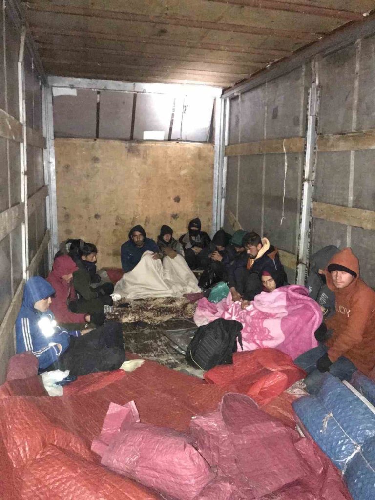 Amasya’da 13 kaçak göçmen yakalandı, 2 kişi tutuklandı