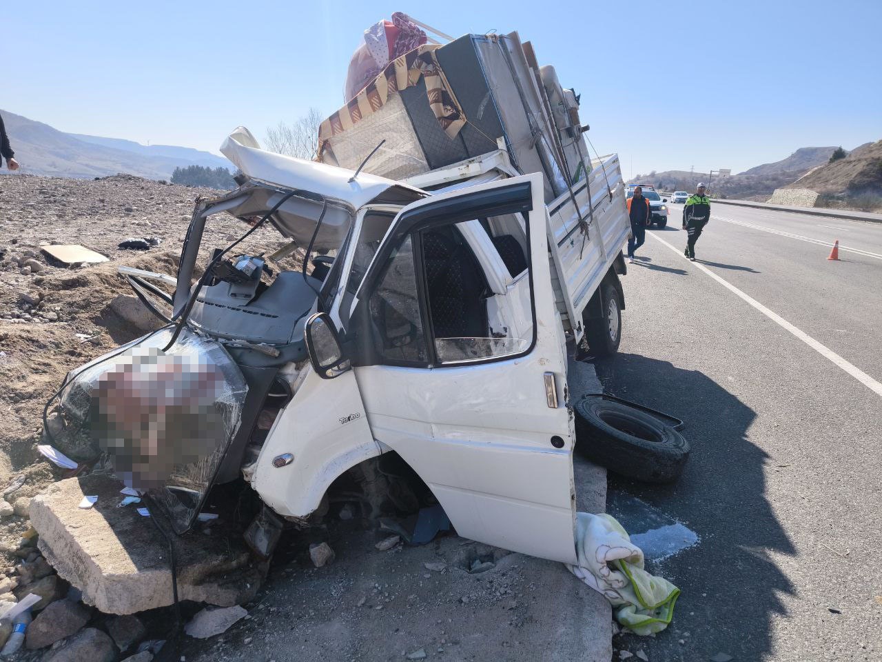Amasya’da tekeri patlayan kamyonette can pazarı: 6 yaralı
