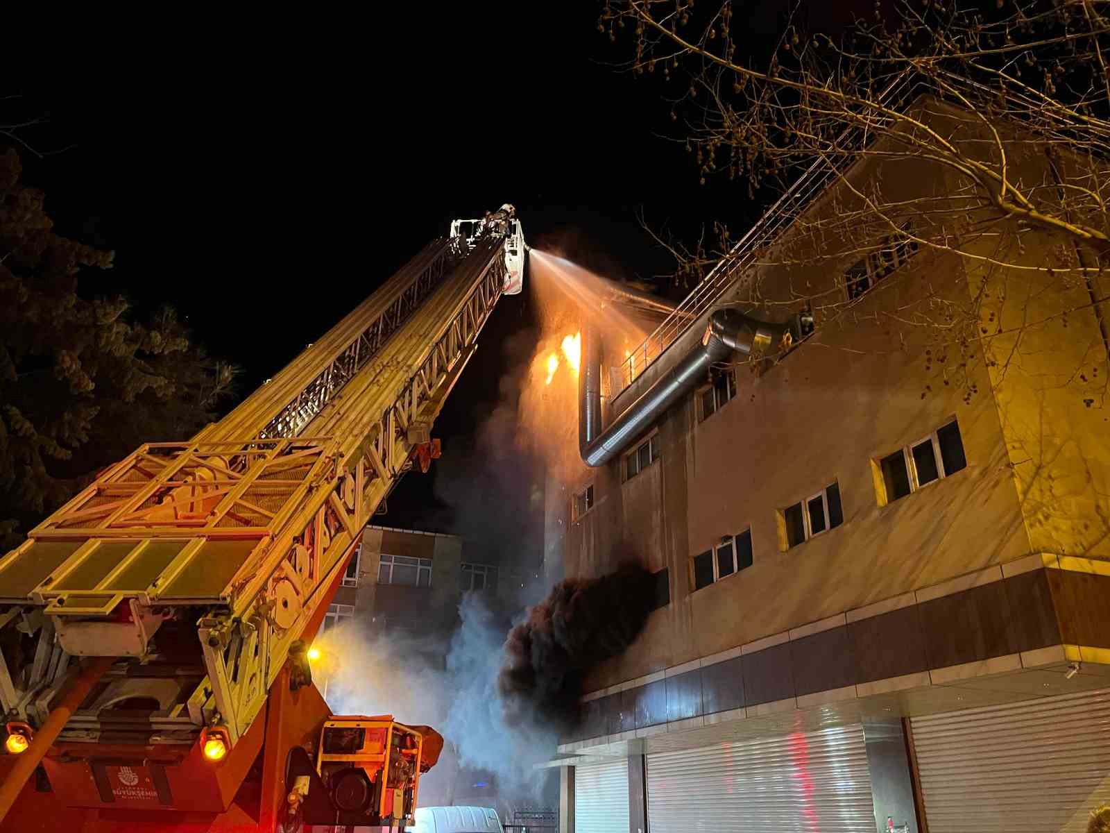 Avcılar’da tekstil imalathanesinde korkutan yangın: 4 katlı bina alev alev yandı
