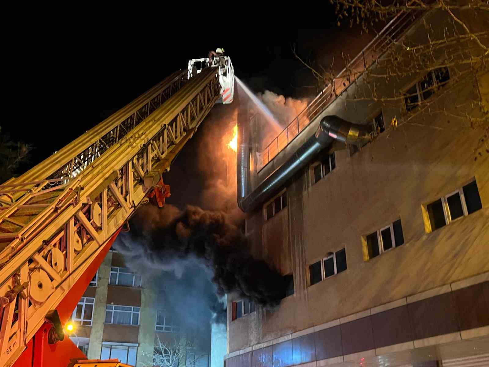 Avcılar’da tekstil imalathanesinde korkutan yangın: 4 katlı bina alev alev yandı
