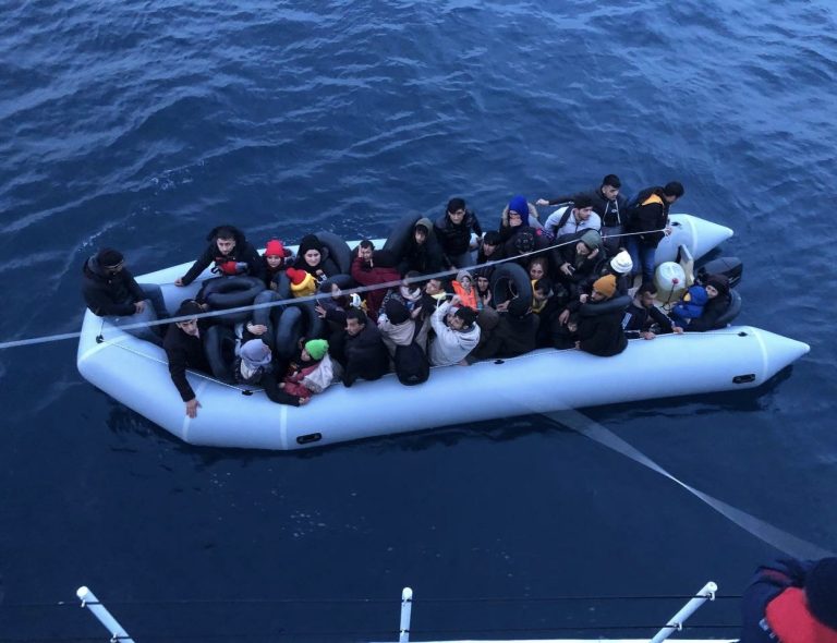 Ayvacık açıklarında 69’u çocuk 169 kaçak göçmen yakalandı