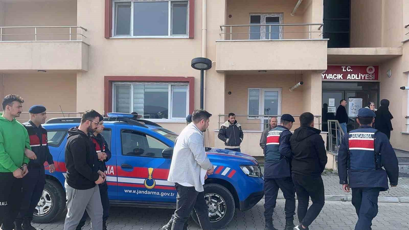 Ayvacık’ta 27 kaçak göçmen yakalandı, 4 organizatör tutuklandı
