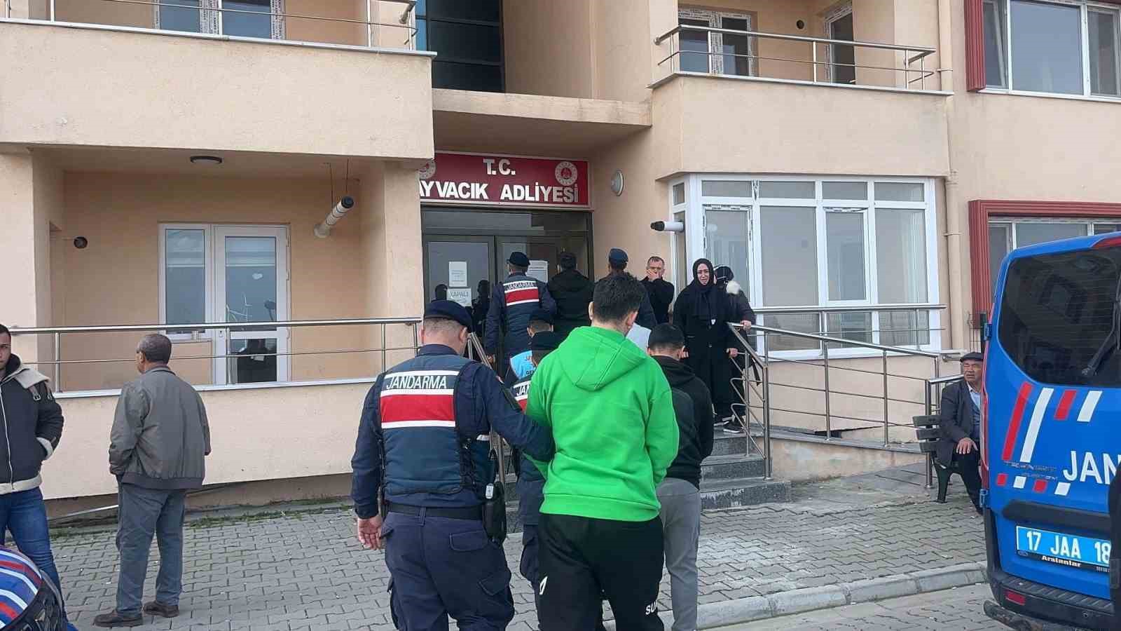 Ayvacık’ta 27 kaçak göçmen yakalandı, 4 organizatör tutuklandı
