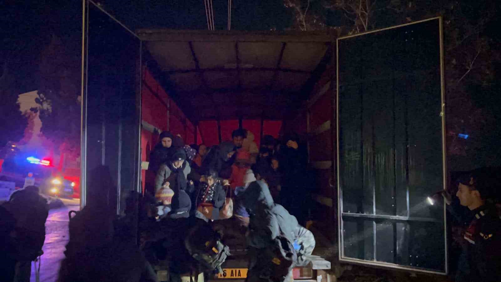 Ayvacık’ta 70 kaçak göçmen yakalandı, 5 organizatör gözaltına alındı

