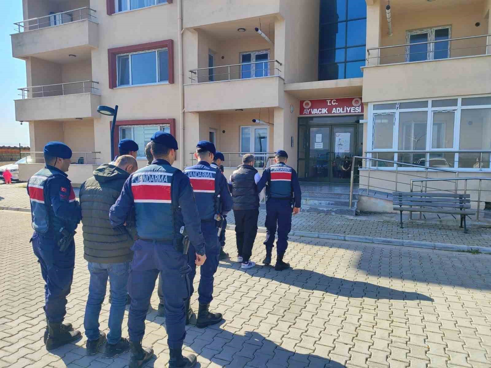 Ayvacık’ta 9 kaçak göçmen yakalandı, 2 organizatör tutuklandı
