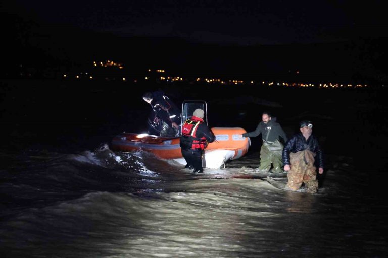 Baraj gölünde mahsur kalan 2 balıkçı, 4 saatlik çalışma sonucu kurtarıldı