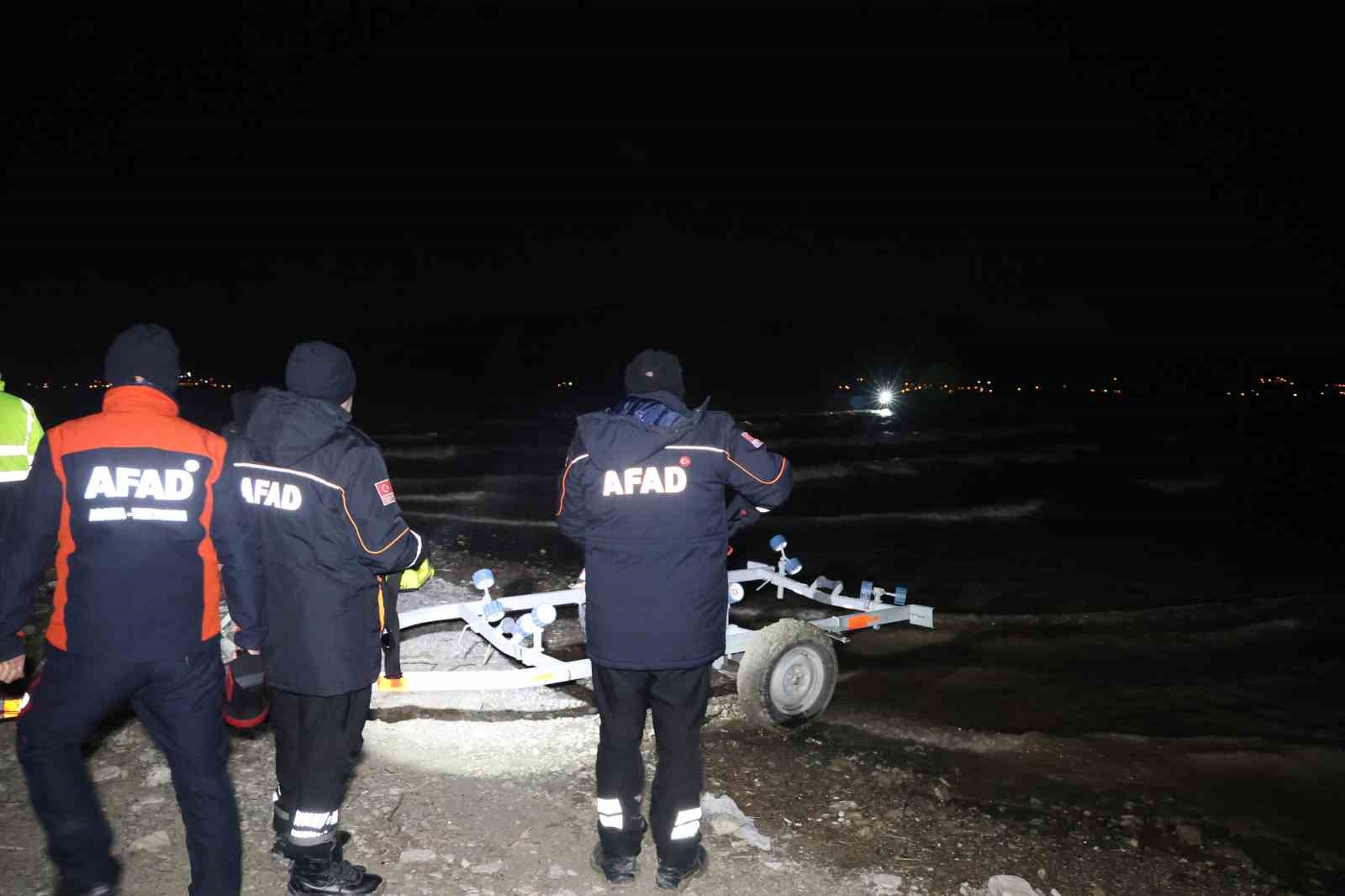 Baraj gölünde mahsur kalan 2 balıkçı, 4 saatlik çalışma sonucu kurtarıldı
