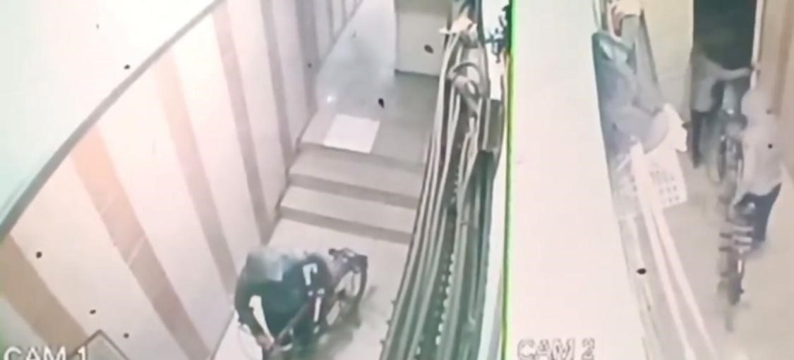 Batman’da bisiklet hırsızları apartmanın güvenlik kamerasına yakalandı
