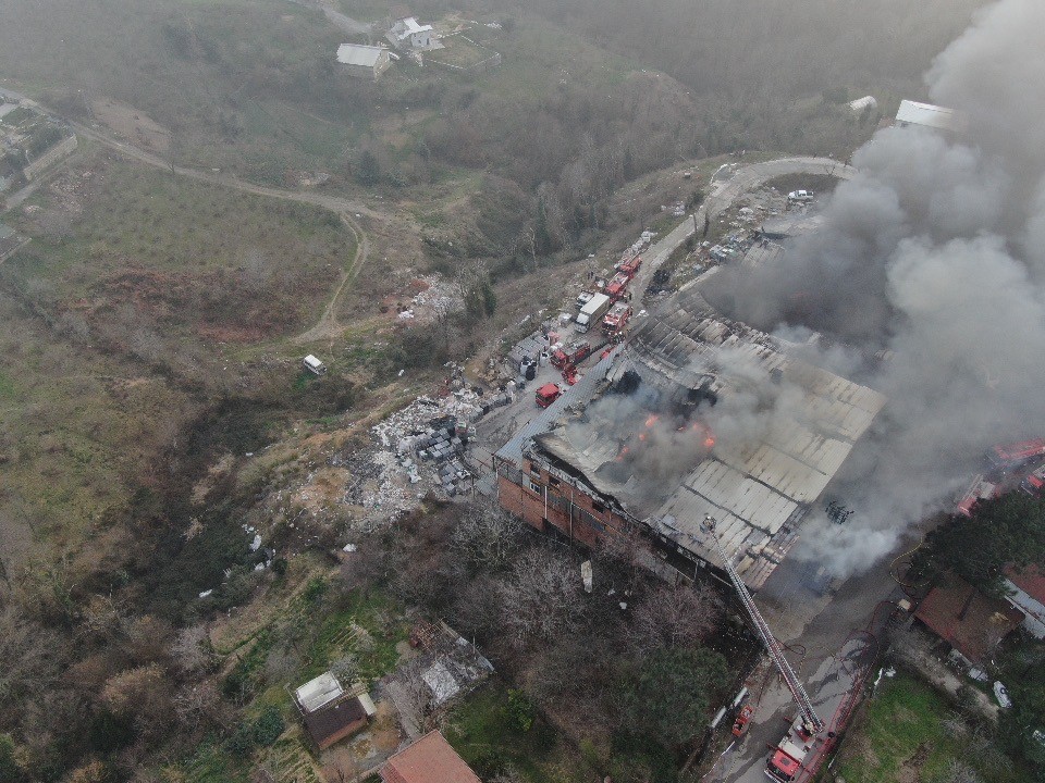 Beykoz’da fabrika yangını: Ekiplerin yangına müdahalesi sürüyor
