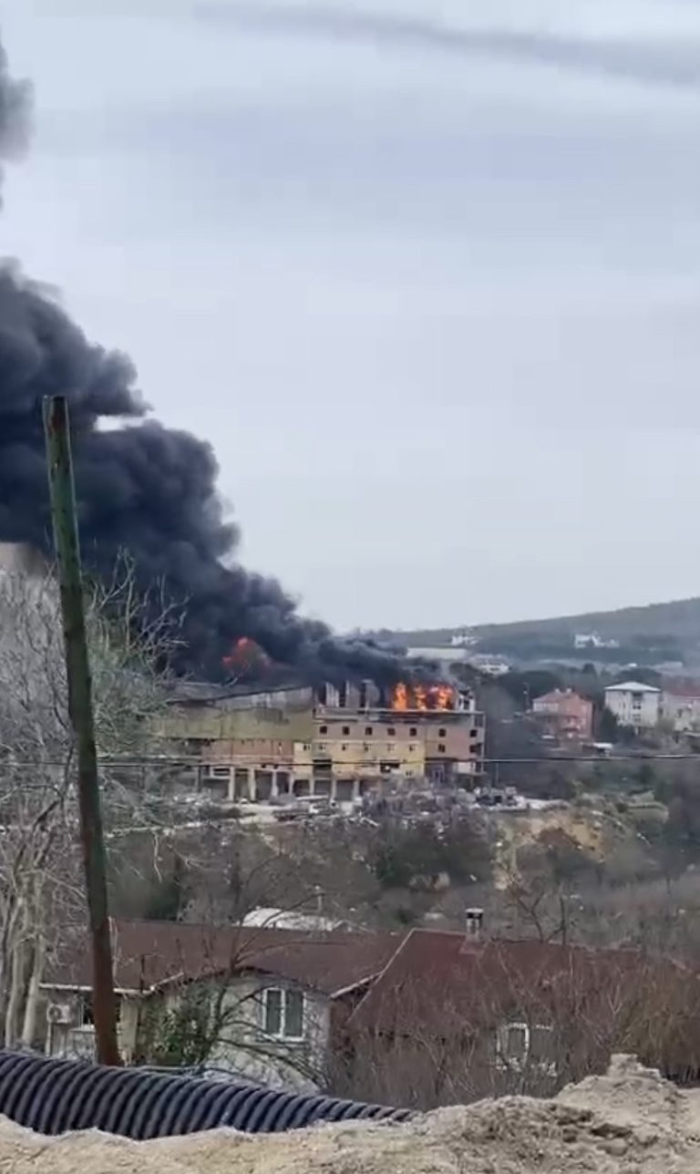 Beykoz Örnekköy’de 2 katlı bir fabrikada yangın çıktı. Olay yerine sevk edilen itfaiye ekiplerinin alevlere müdahalesi sürüyor.