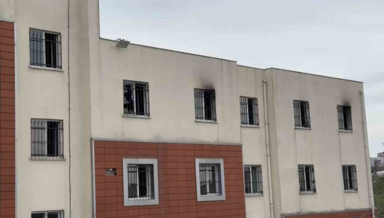 Beylikdüzü’nde Çocuk destek merkezinde korkutan yangın: 10 çocuk tahliye edildi