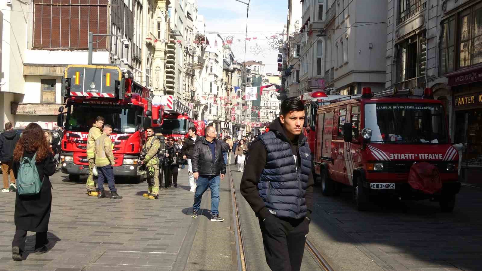 Beyoğlu Anadolu Lisesi’nde yangın paniği
