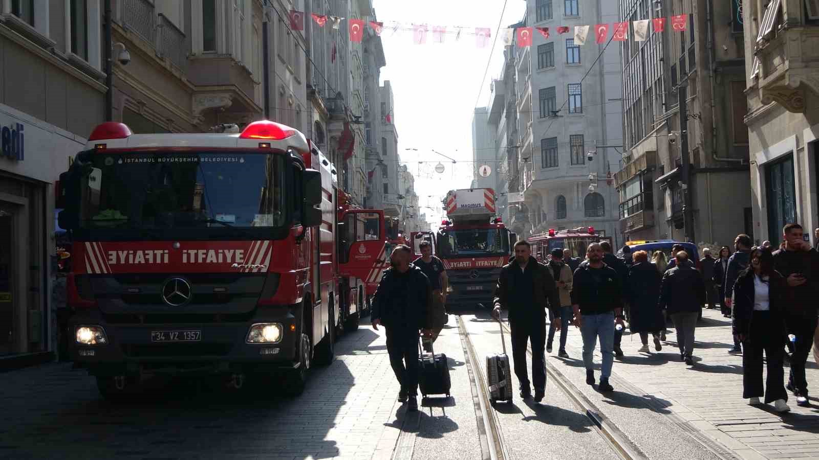 Beyoğlu Anadolu Lisesi’nde yangın paniği
