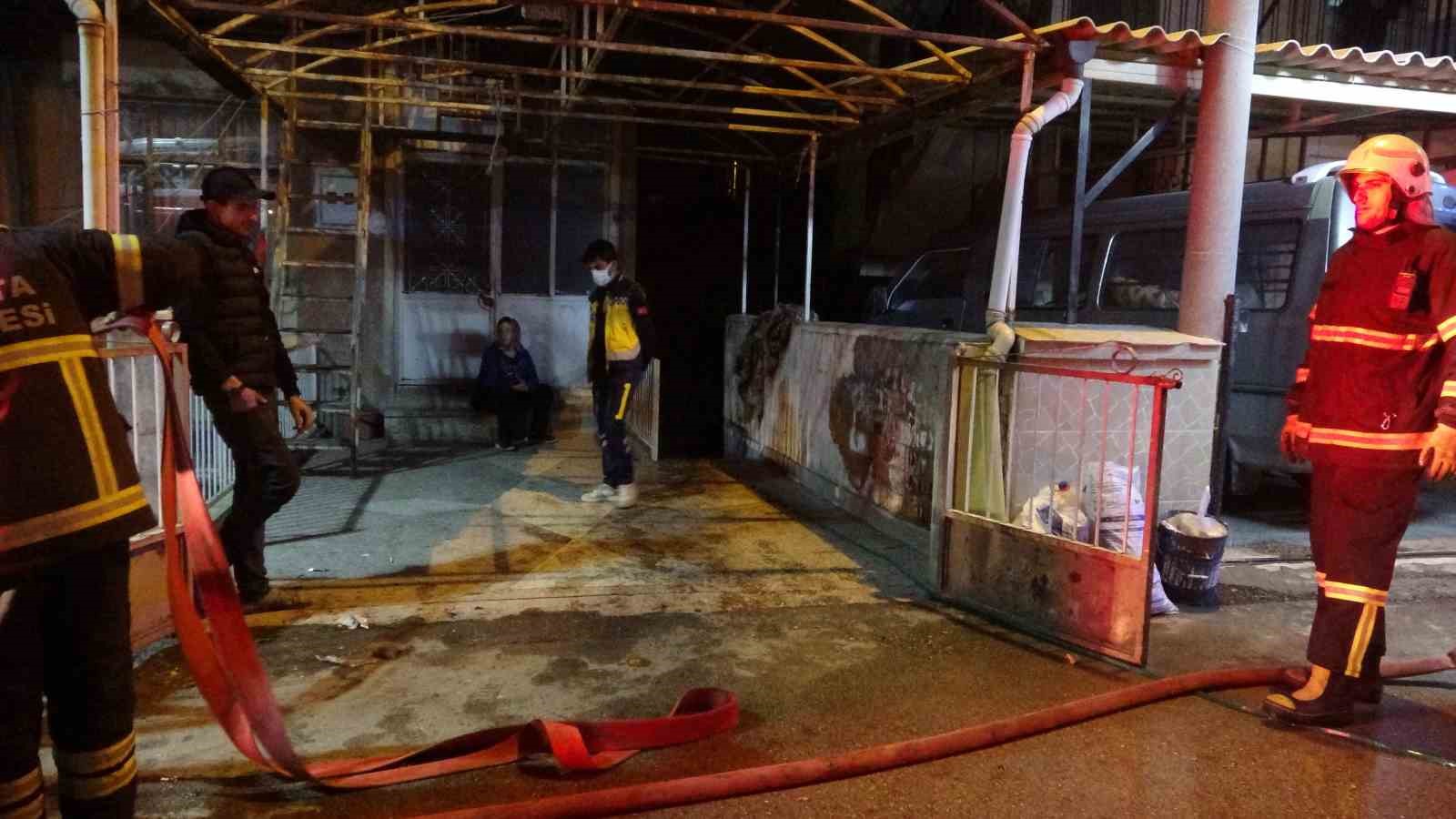 Bodrum katta çıkan yangın itfaiye ekiplerince söndürüldü
