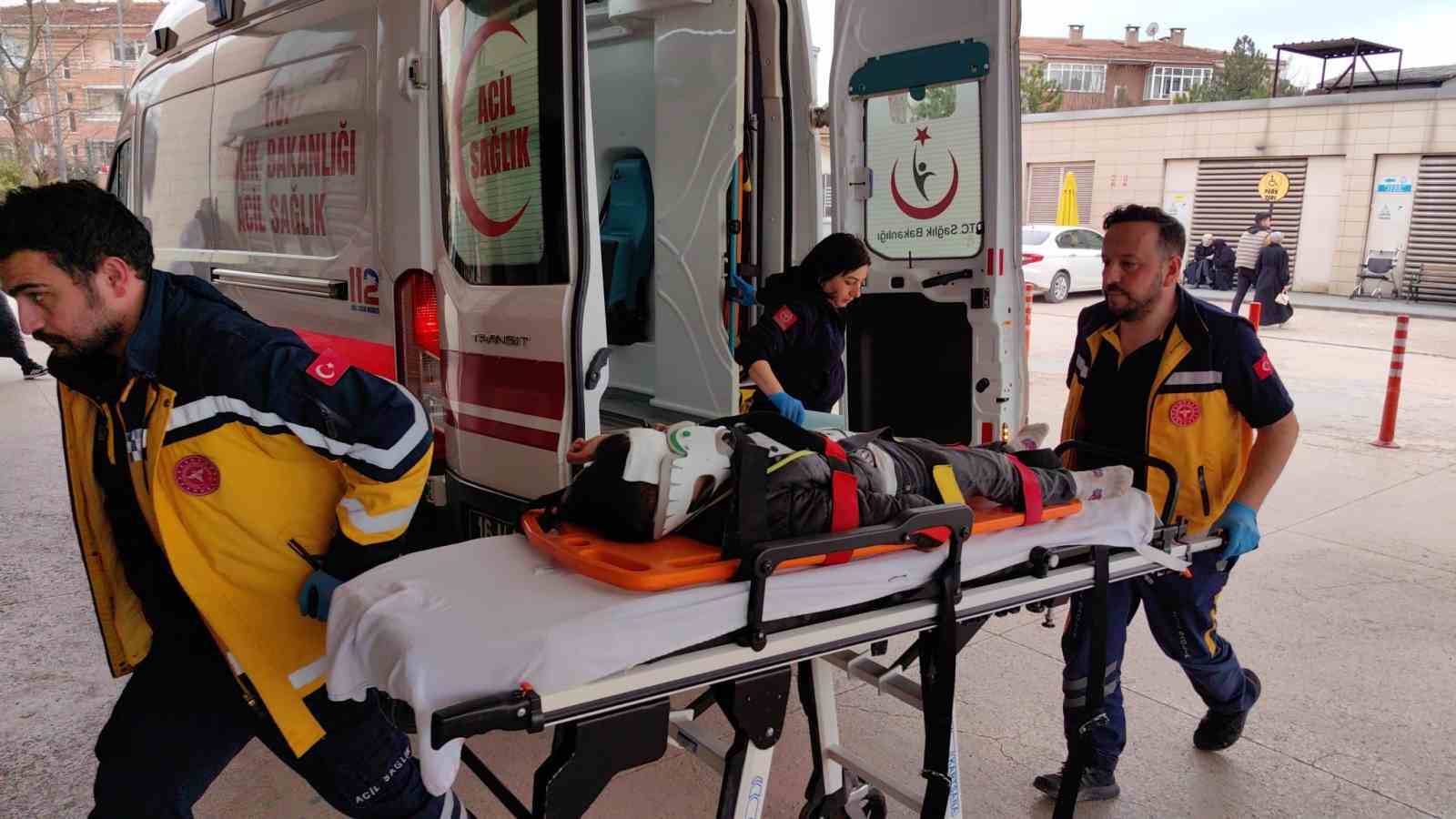 Bursa’da otomobil motosiklete çarptı: 3 yaralı
