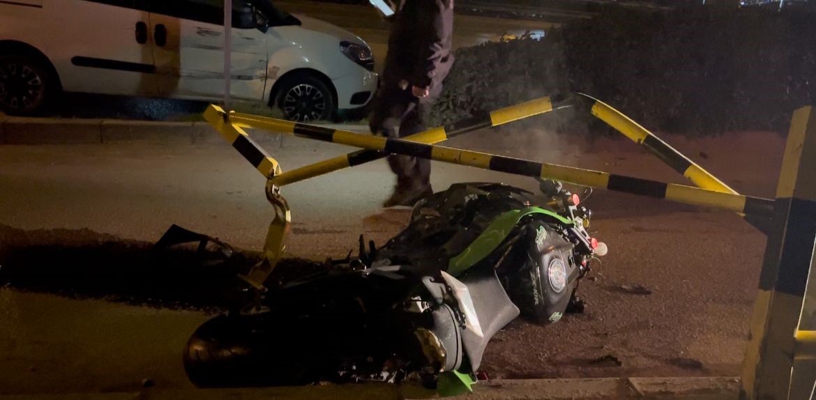 Bursa’da otomobilin çarptığı lüks motosiklet hurdaya döndü, sürücü yaralandı
