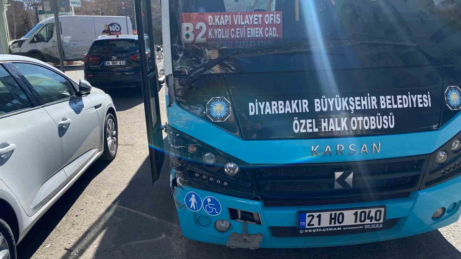 Diyarbakır’da 4 aracın karıştığı kazada 13 kişi yaralandı
