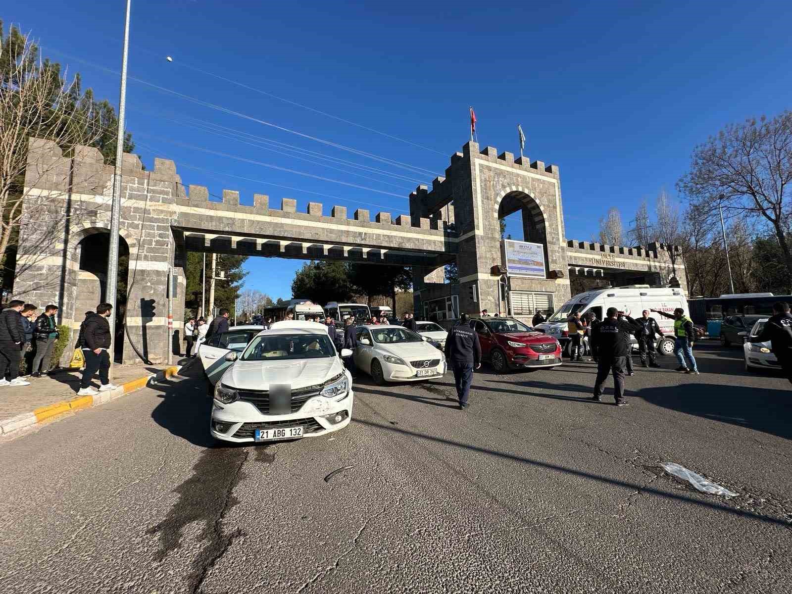 Diyarbakır’da 6 aracın karıştığı zincirleme kazada 12 kişi yaralandı
