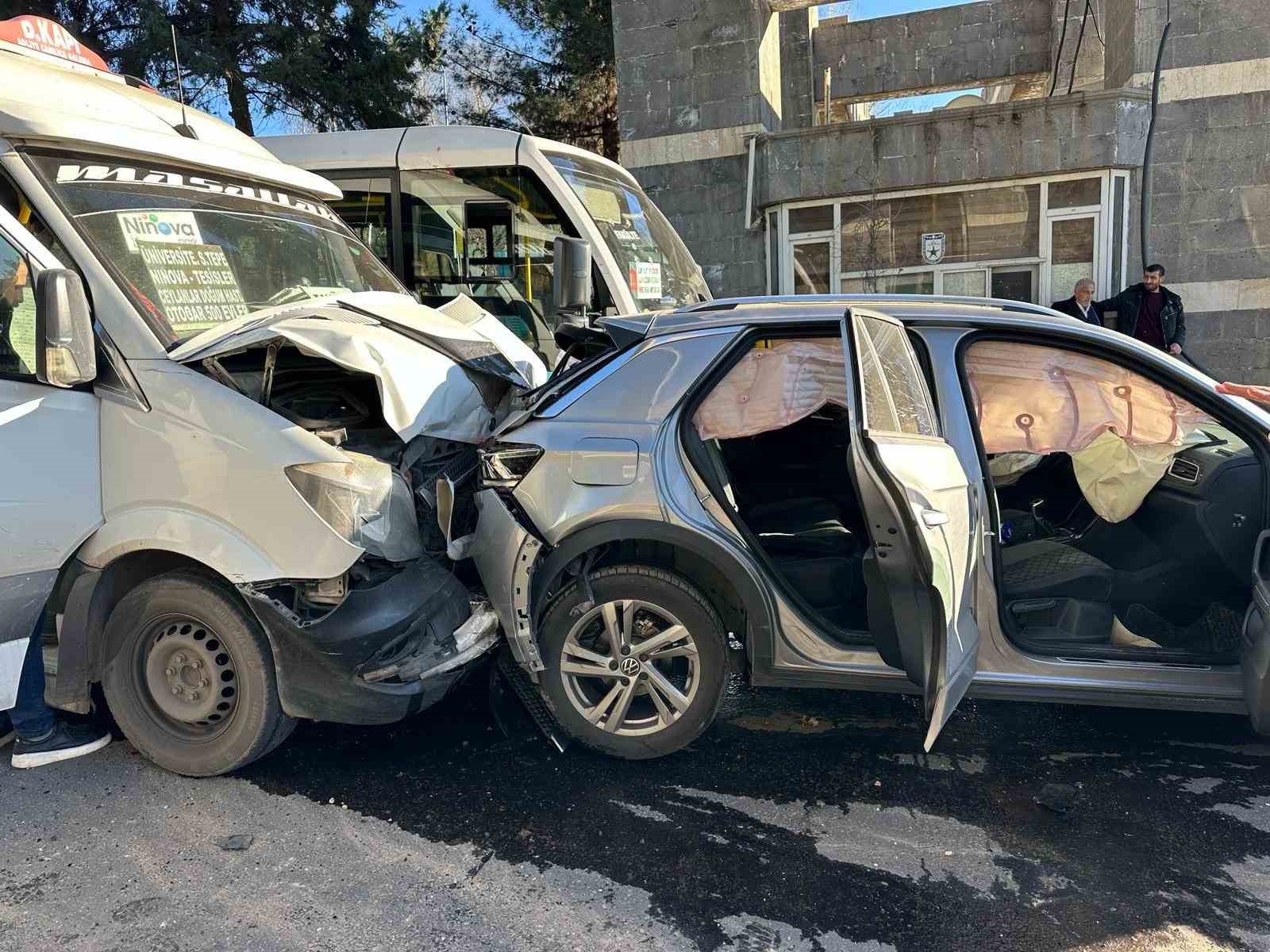 Diyarbakır’da 6 aracın karıştığı zincirleme kazada 12 kişi yaralandı
