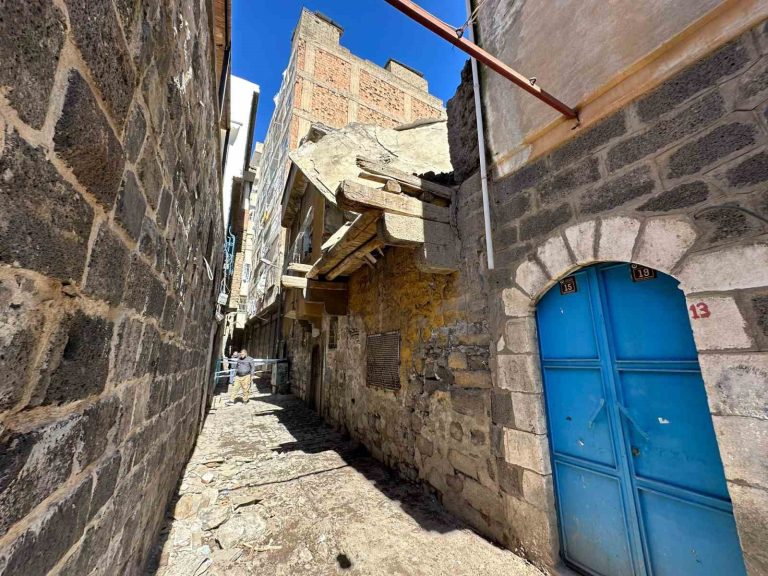 Diyarbakır’da ağır hasarlı müstakil evin çatısı çöktü