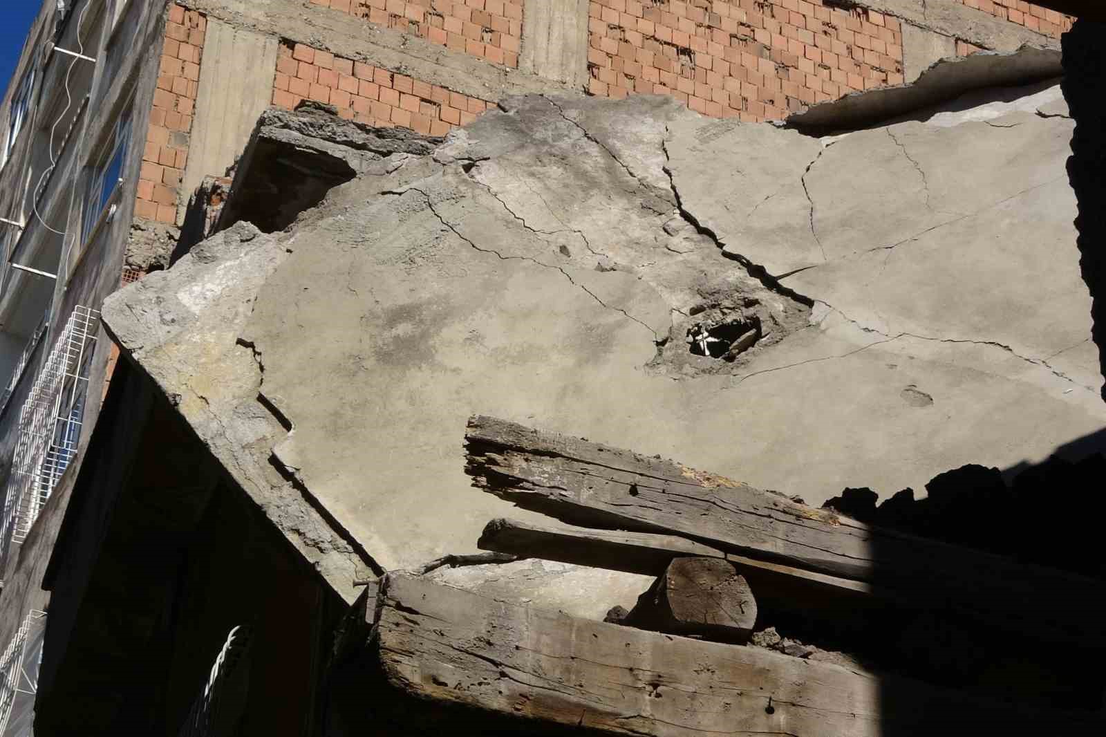 Diyarbakır’da ağır hasarlı müstakil evin çatısı çöktü
