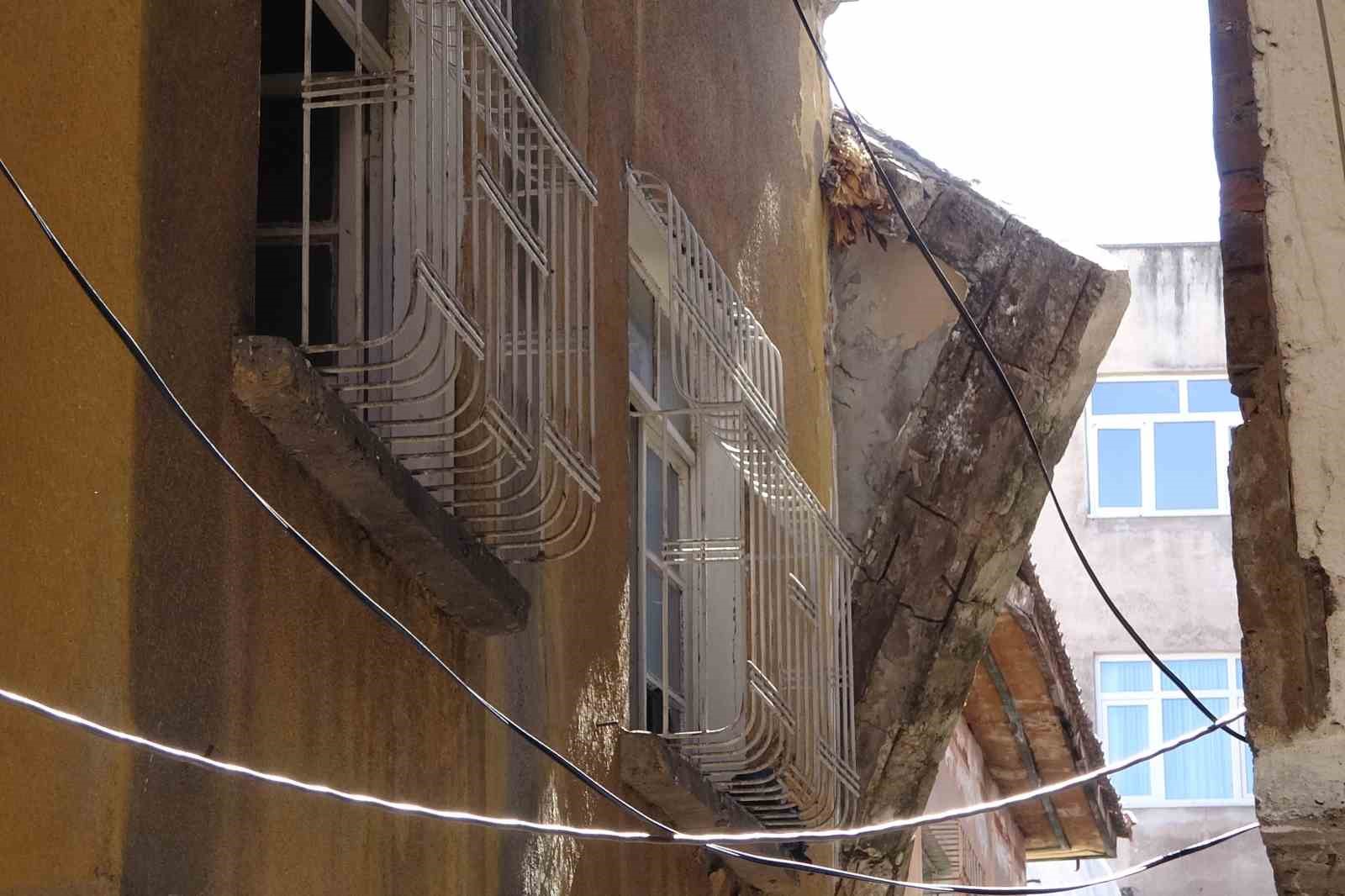 Diyarbakır’da ağır hasarlı müstakil evin çatısı çöktü
