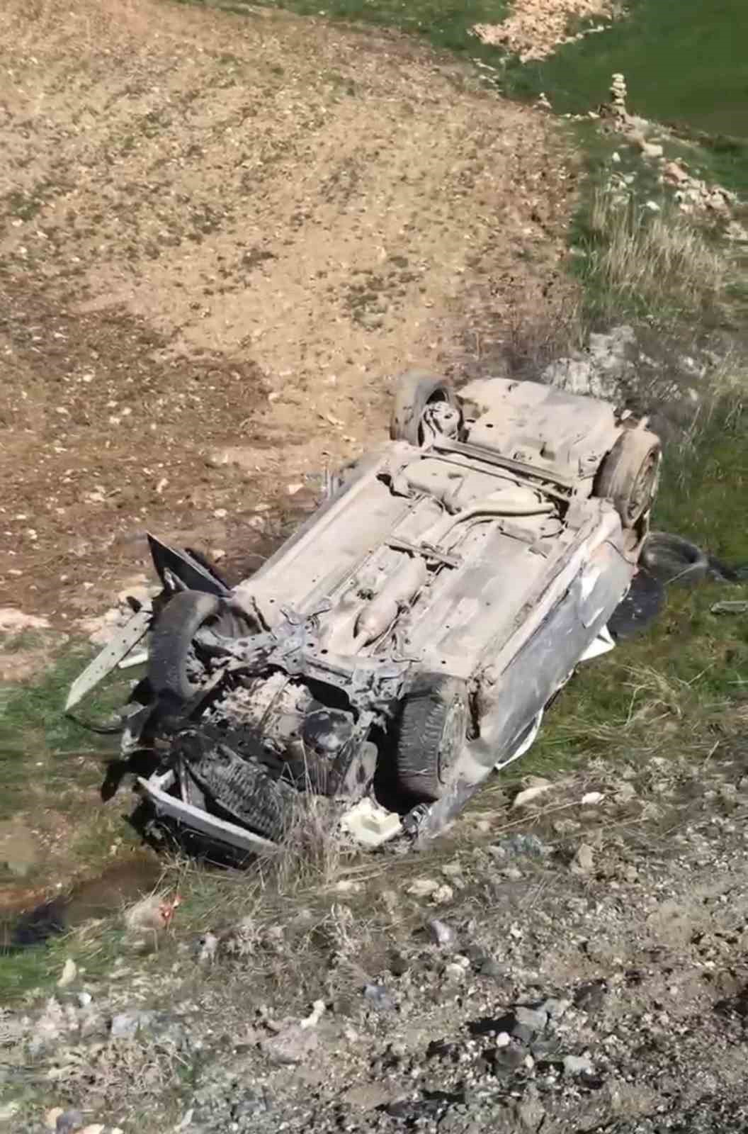 Diyarbakır’da otomobil şarampole yuvarlandı: 1 ölü, 1 yaralı

