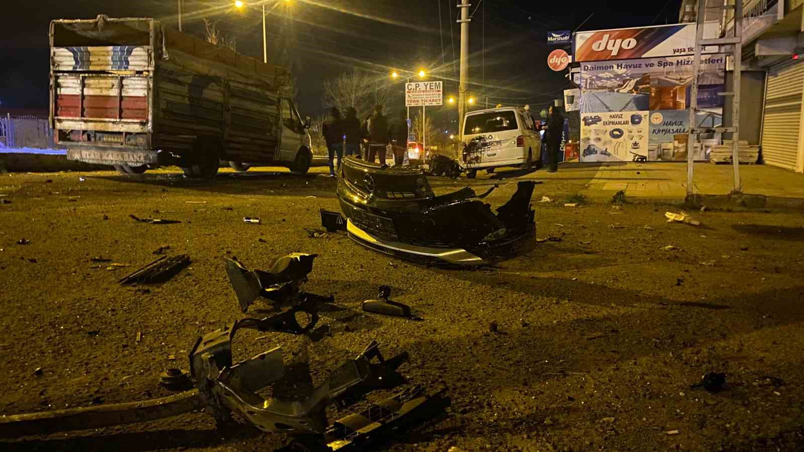 Diyarbakır’daki feci kazada beton direğe çarpan araç hurdaya döndü: 1 ağır yaralı
