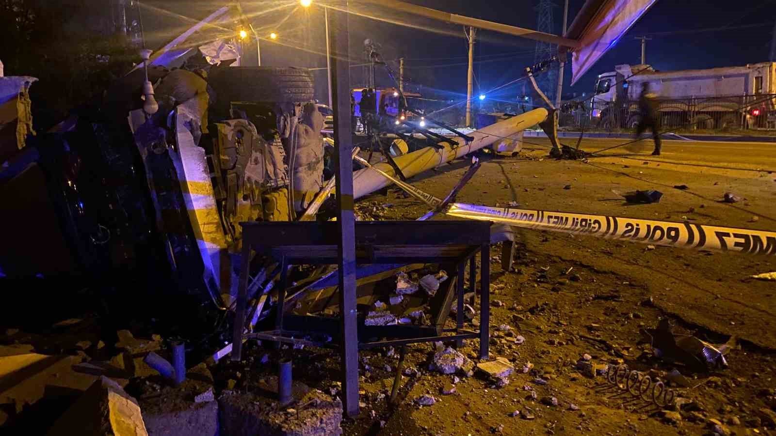 Diyarbakır’daki feci kazada beton direğe çarpan araç hurdaya döndü: 1 ağır yaralı
