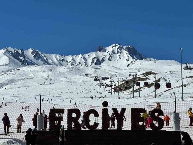 Erciyes hafta sonu 125 bin turist ağırladı