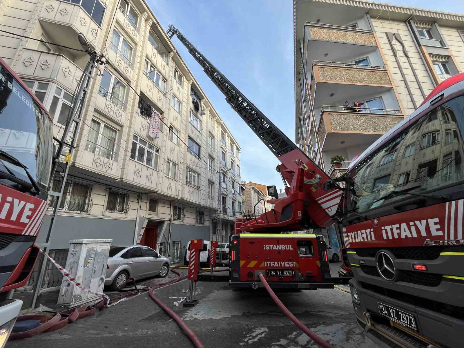 Esenyurt’ta 5 katlı binanın çatısında yangın

