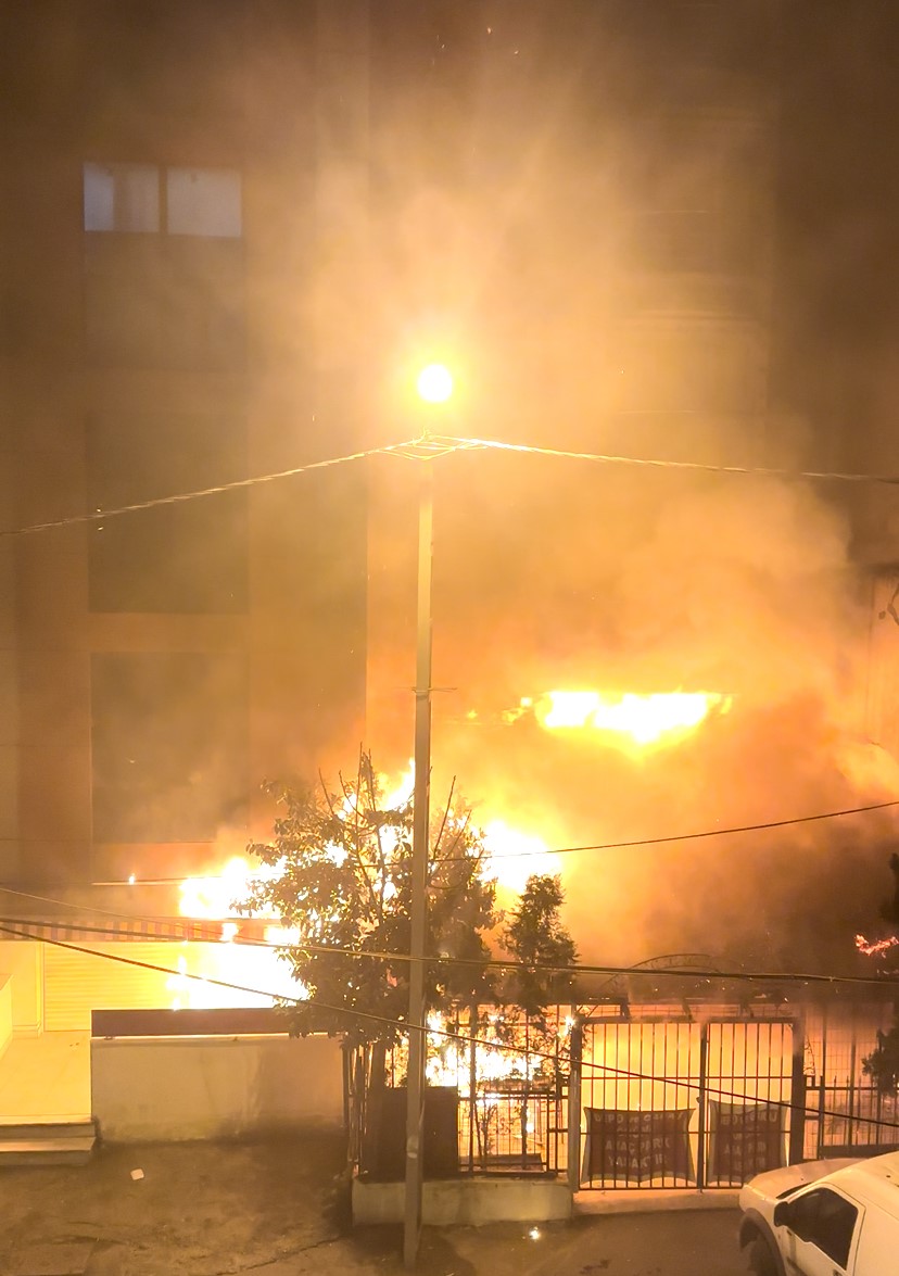 Eyüpsultan’da kıraathanede çıkan yangında 6 katlı bina alev alev yandı
