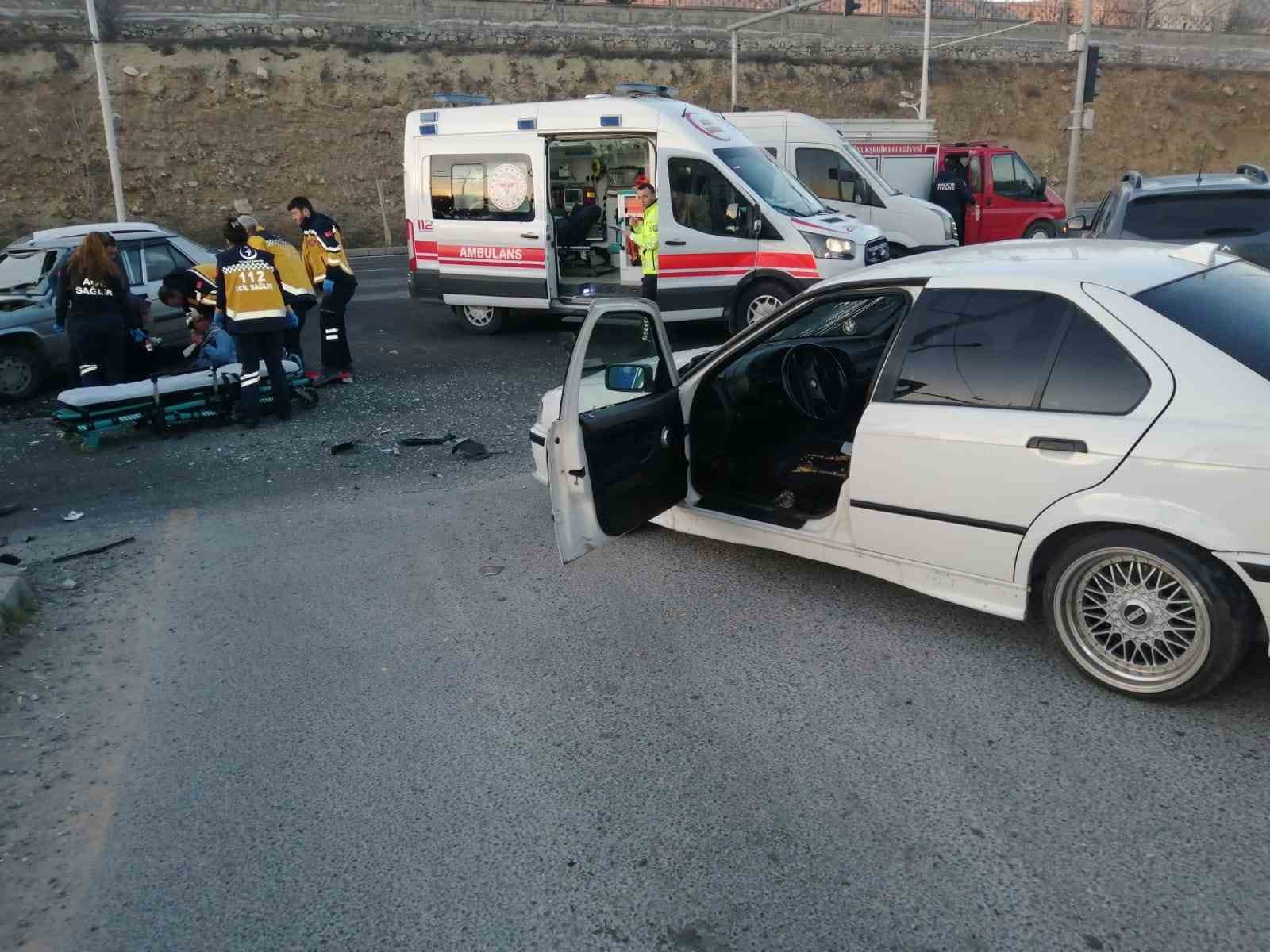 İki aracın karıştığı kazada 1 kişi yaralandı
