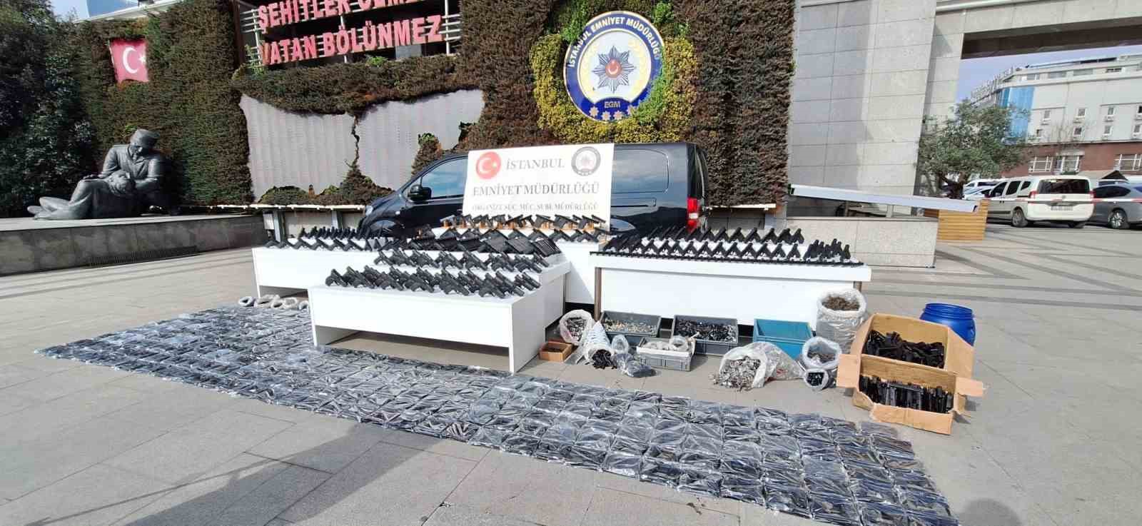 İstanbul’da silah kaçakçılarına yönelik operasyonlar: 432 tabanca ele geçirildi, 24 şüpheli gözaltına alındı
