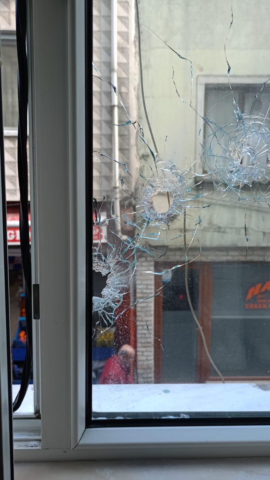 İstanbul’da silahlı dehşet kamerada: Yengesinin evine kurşun yağdırdı

