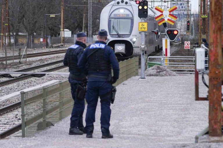 İsveç’te yük treni yayalara çarptı: 3 ölü