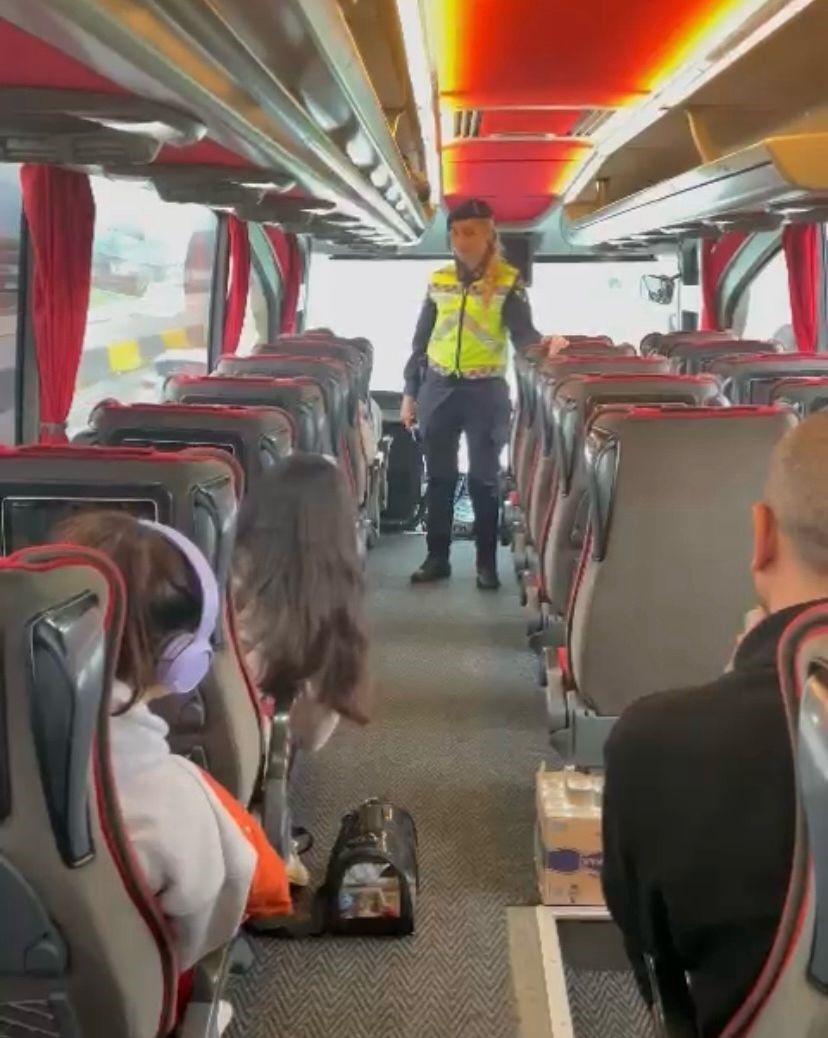 İzmir jandarmasından yolculara emniyet kemeri bilgilendirmesi
