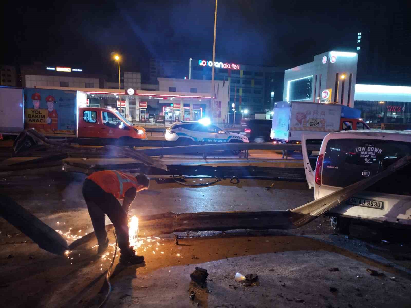 Kartal’da kontrolden çıkan araç bariyerlere ve park halindeki taksiye çarptı: 4 yaralı
