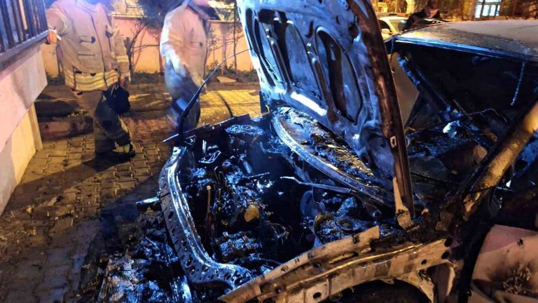 Kartal’da park halindeki araç alev alev yandı