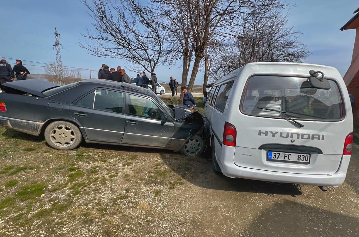 Kastamonu’da iki otomobil çarpıştı: 3 yaralı
